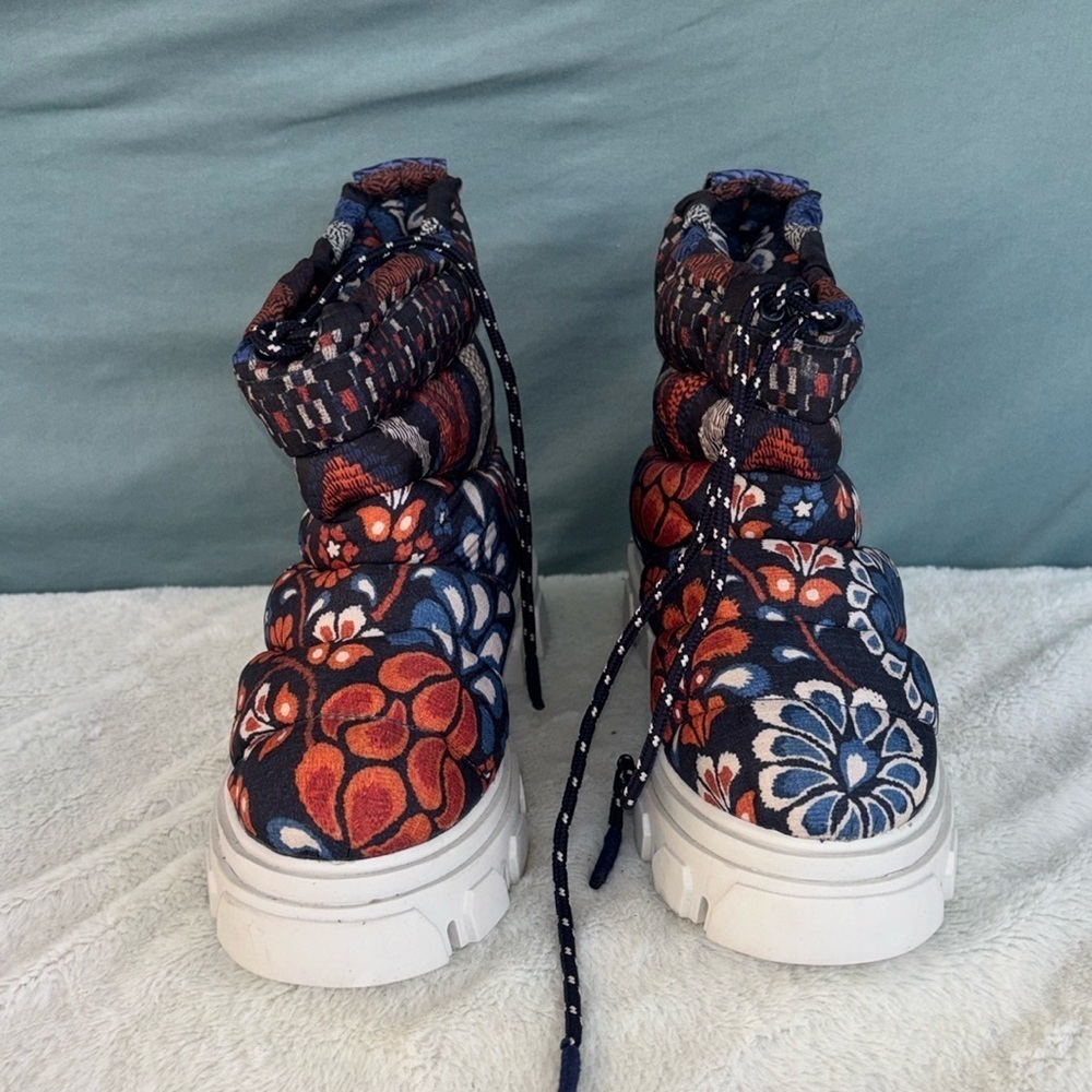 EUC FARM RIO Lug Sole Puffer Booties Pineapple Flower Women Quilted 6.5 Orange